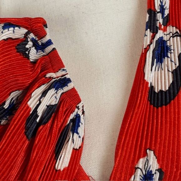 ASTR the Label Plisse Long Sleeve Pleated Surplice Wrap Top Red Floral Small - Picture 5 of 12